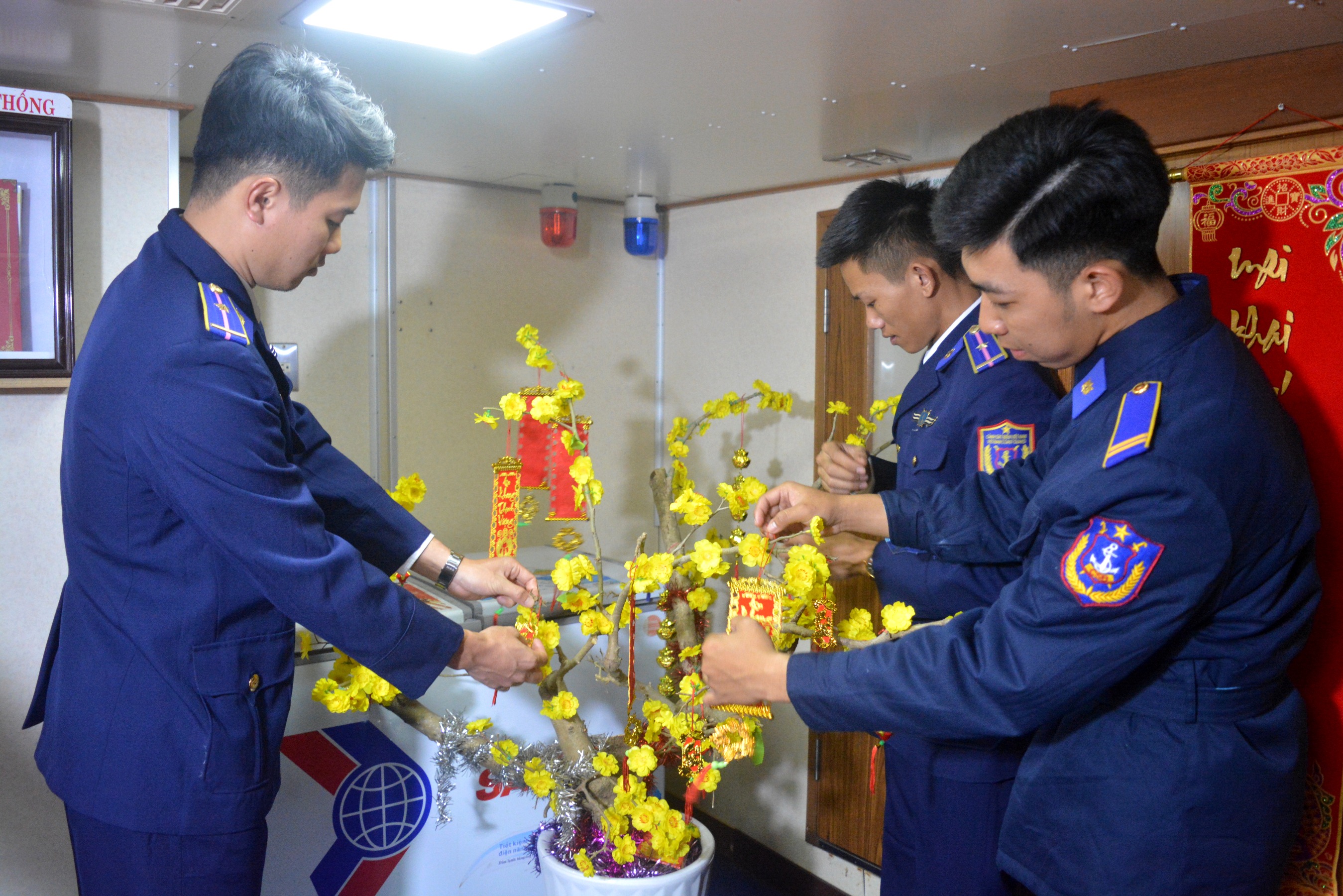 Dưới bàn tay khéo léo của những chiến sĩ Cảnh sát biển cây mai “chế tác” không kém hàng thật.