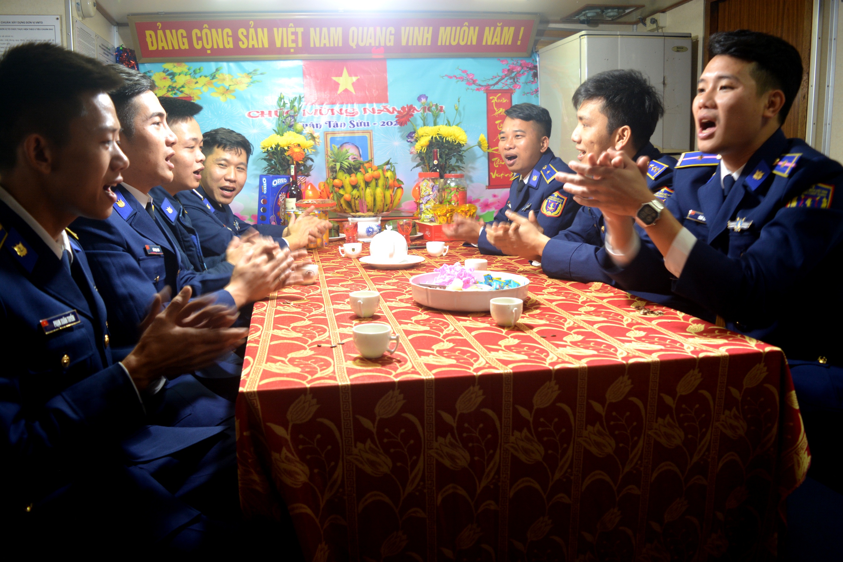 Cán bộ, chiến sĩ Tàu Cảnh sát biển 6001 quây quần đón Xuân.