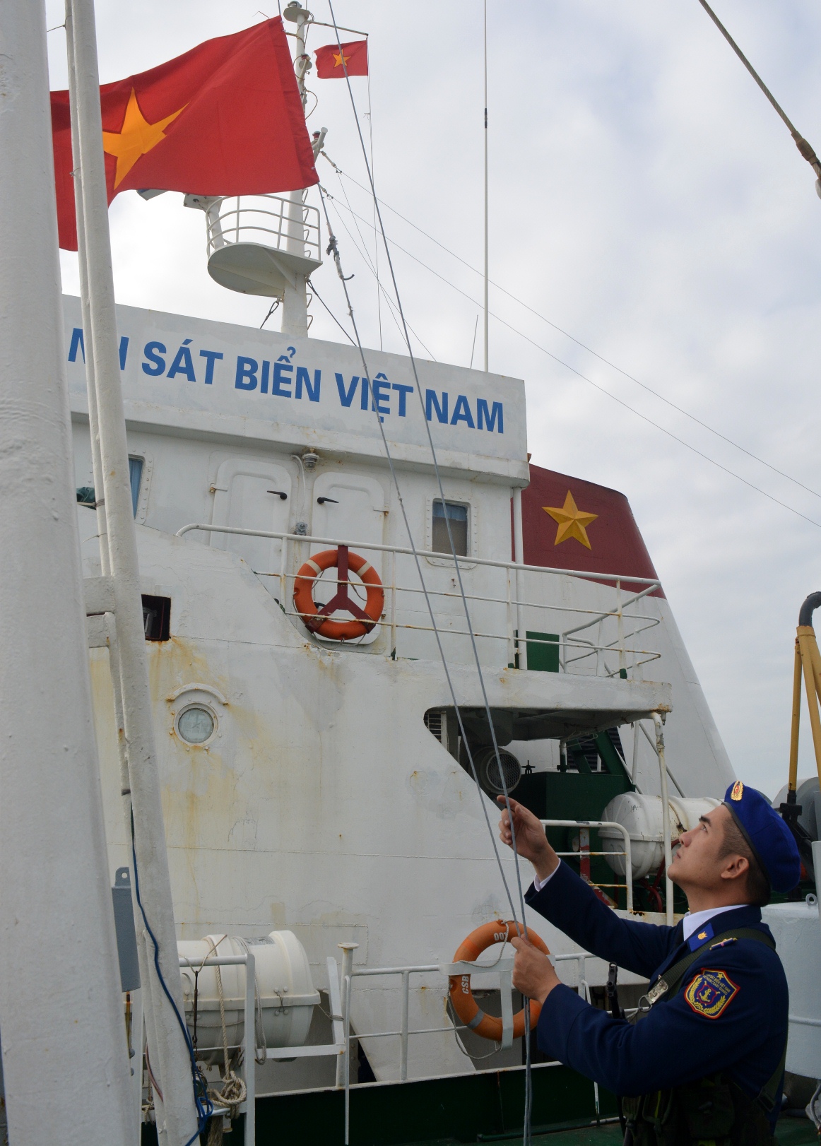 Thực hiện nghi thức treo quốc kỳ.