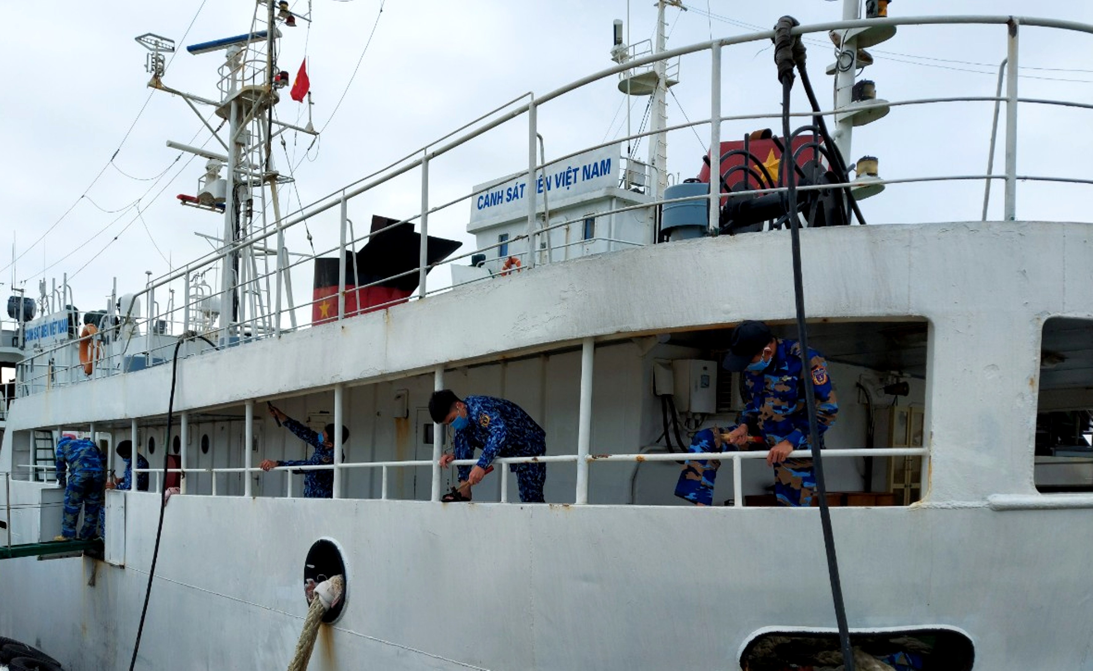 Cán bộ, chiến sĩ Tàu Cảnh sát biển 6001 lau chùi, sơn sửa, trang hoàng cho “ngôi nhà” thêm mới.