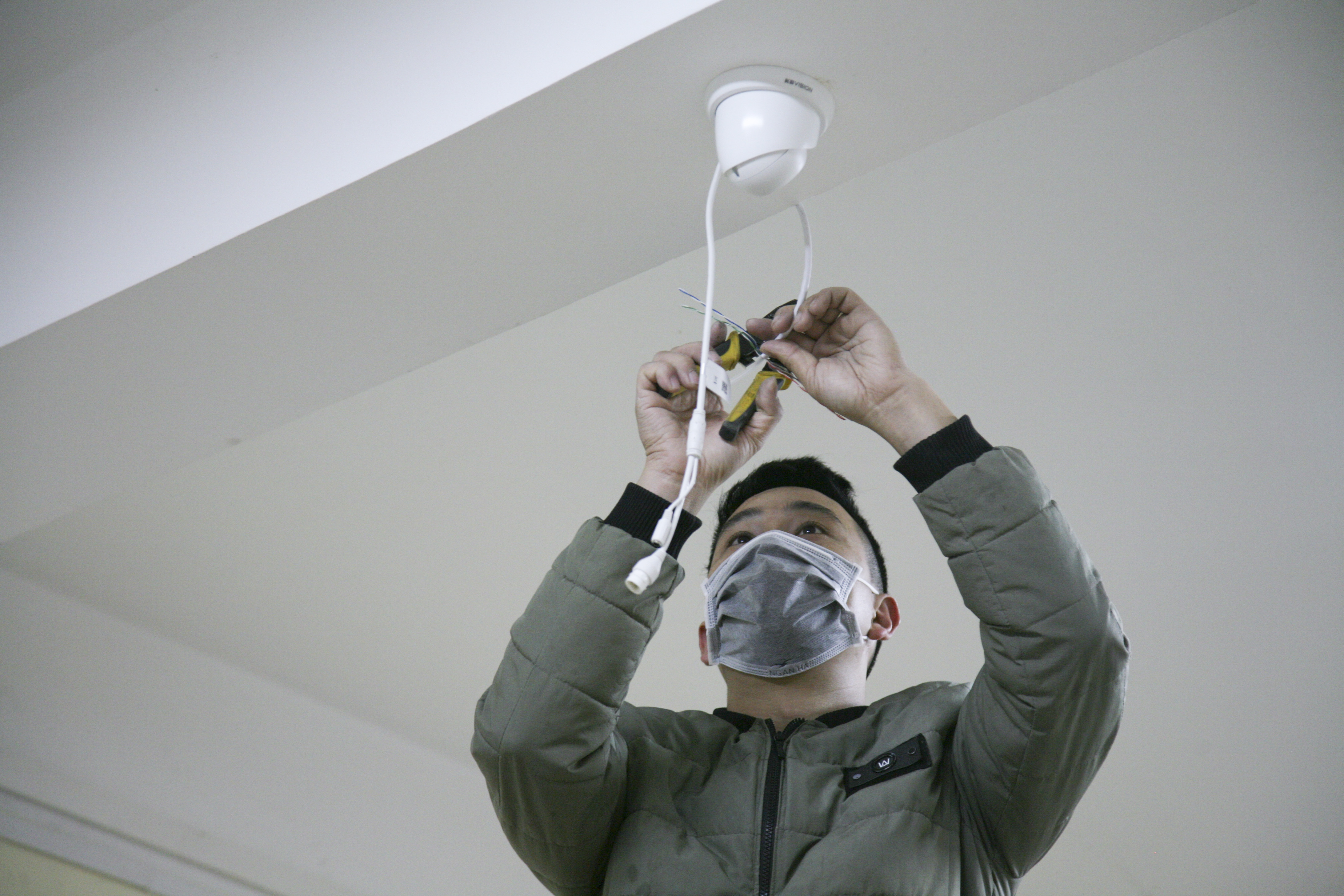 Lắp đặt hệ thống giám sát.