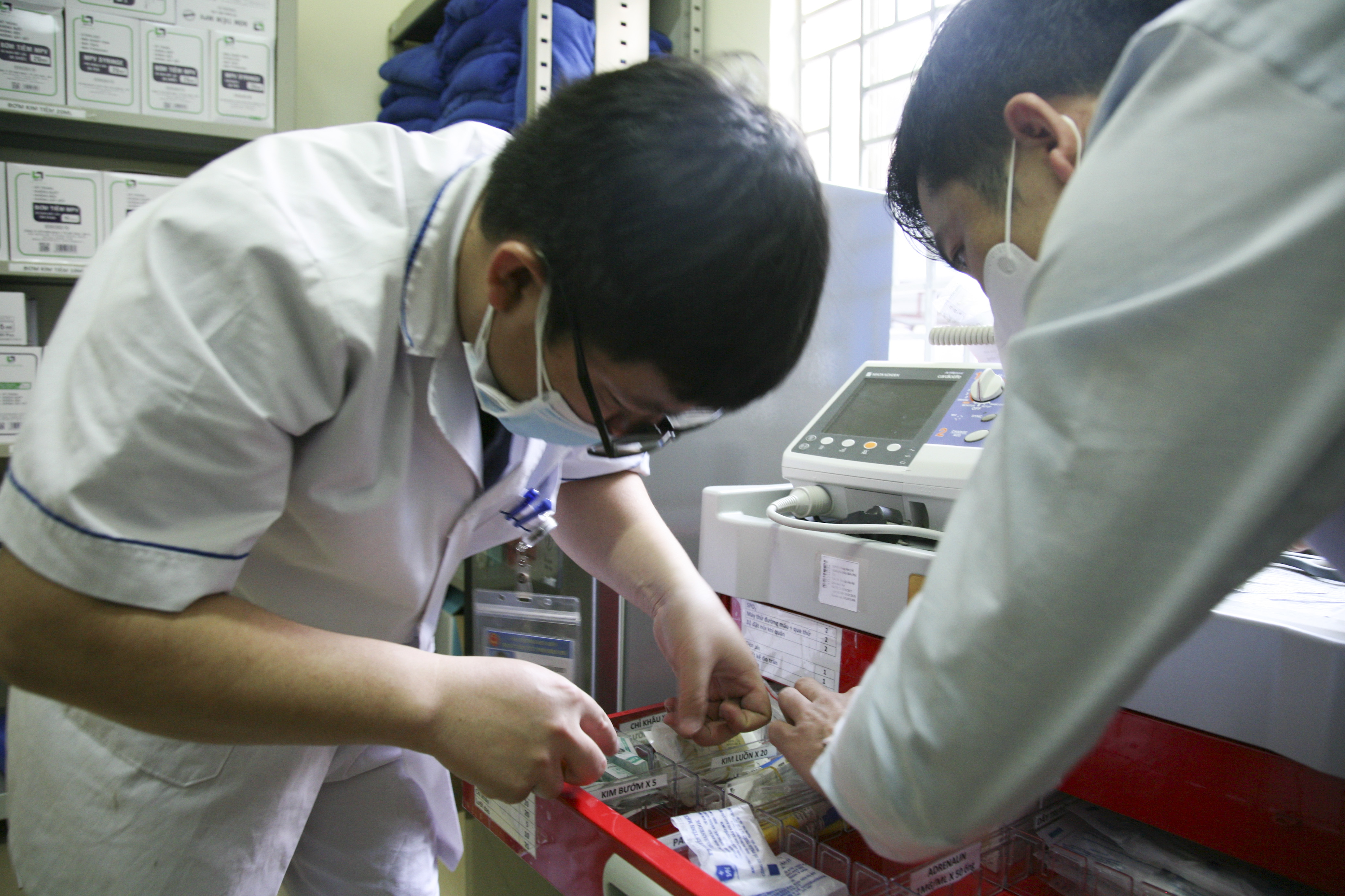 Các chuyên gia tập trung cao độ để lắp ráp các trang thiết bị hiện đại.