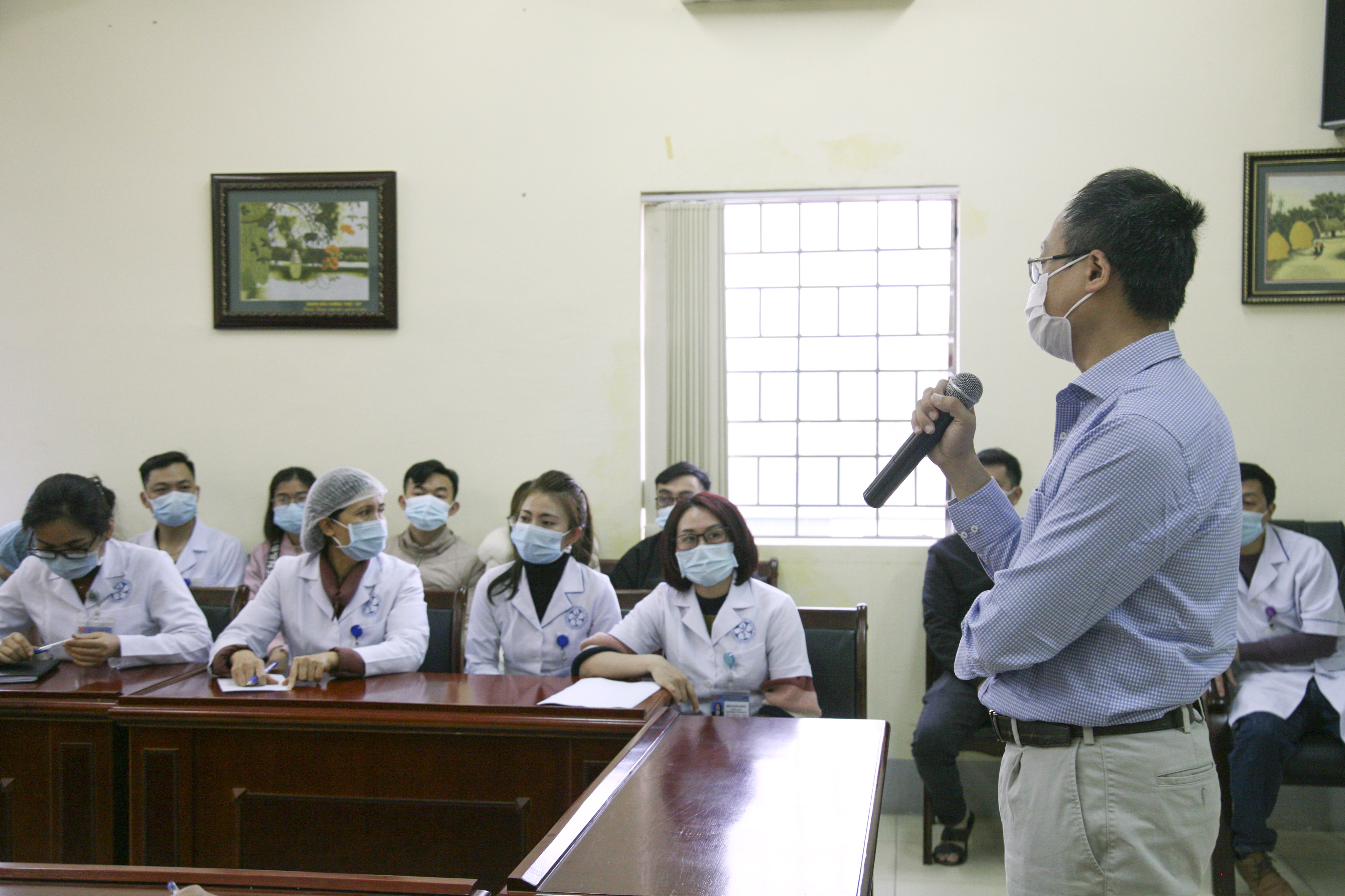 Chuyên gia của Trung tâm Bệnh nhiệt đới, Bệnh viện Bạch Mai tập huấn về quy trình điều trị bệnh Covid-19.