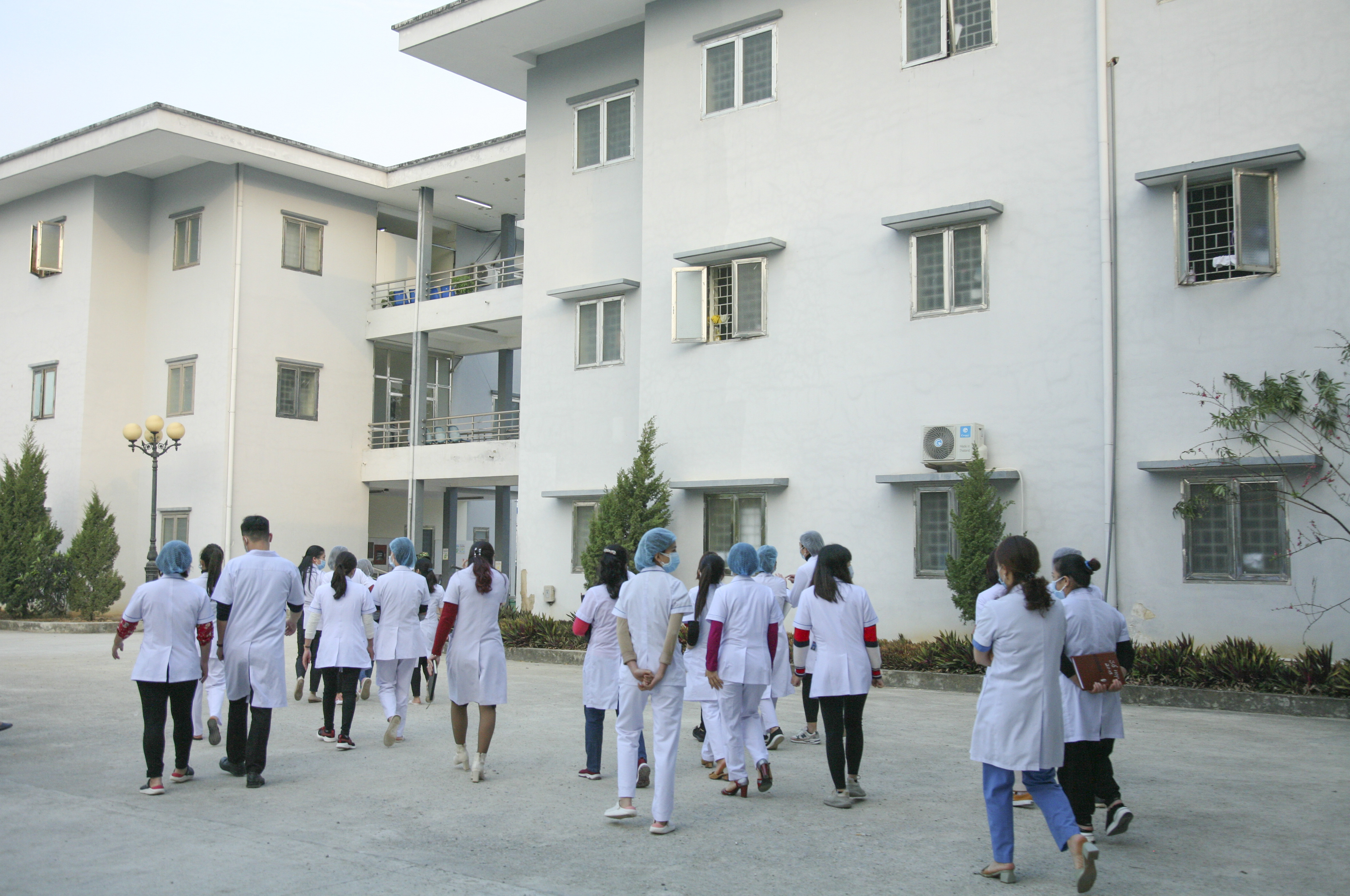 Đội ngũ y, bác sĩ tại bệnh viện dã chiến.