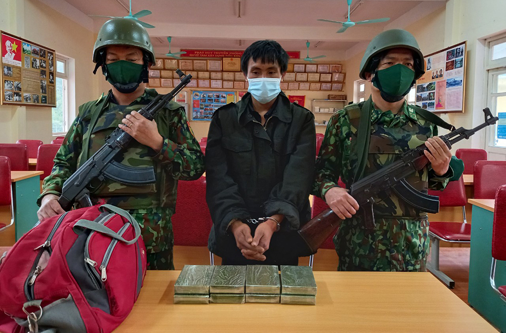Bắt đối tượng vận chuyển 8 bánh heroin