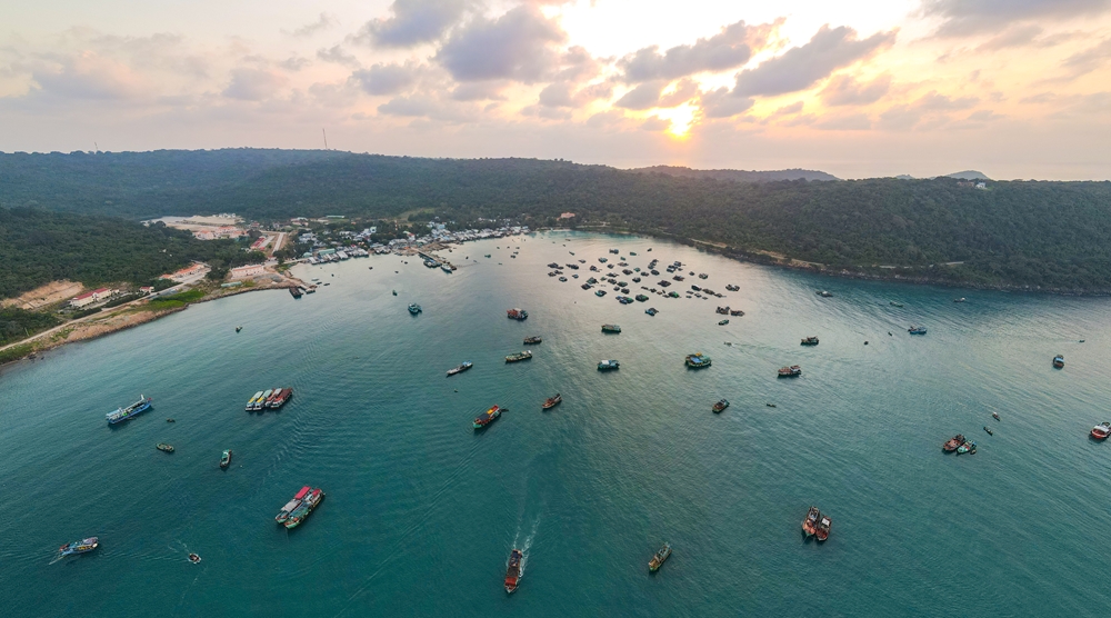 Bình minh chiếu sáng bãi Ngự, nơi có cầu cảng chính để người dân di chuyển và đặt chân lên đảo Thổ Chu.