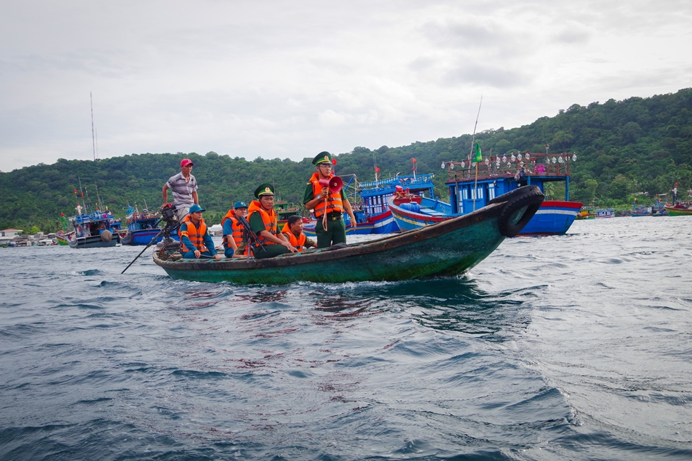 Lực lượng Bộ đội Biên phòng phối hợp với công an và Ban CHQS xã tuần tra, bảo đảm an ninh trật tự tại bãi Ngự.