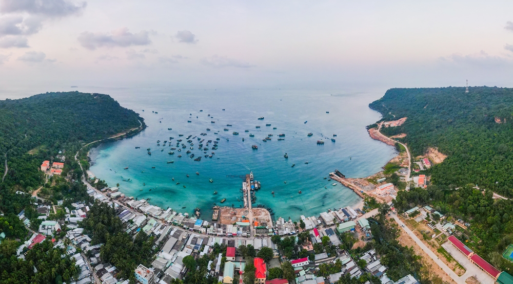 Bãi Ngự có hình cánh cung, vừa kín gió, vừa tạo ra khung cảnh vô cùng độc đáo với những bãi cát trắng nõn nà.