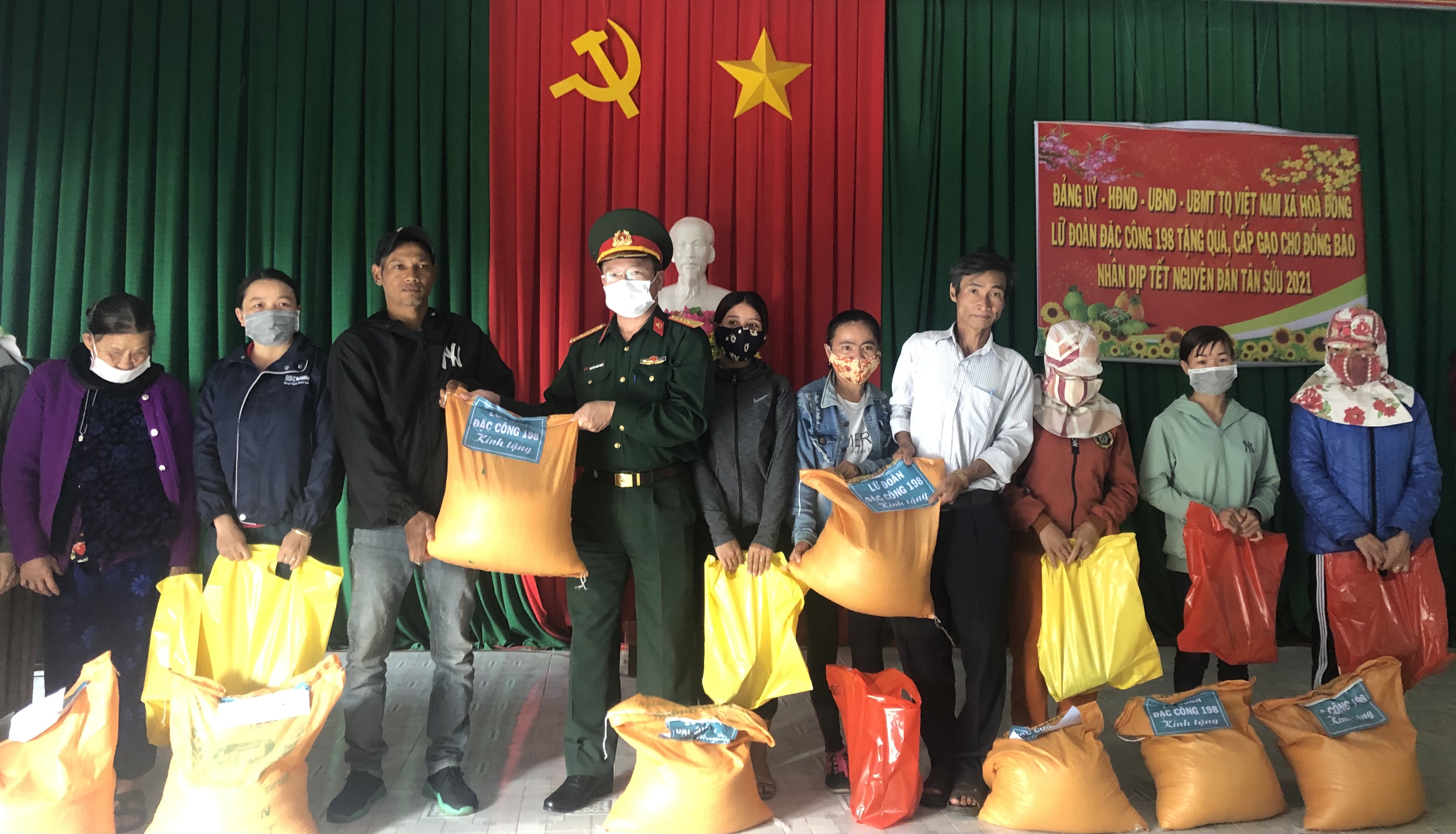 Lữ đoàn Đặc công 198 tặng gạo Tết cho hộ nghèo và gia đình chính sách