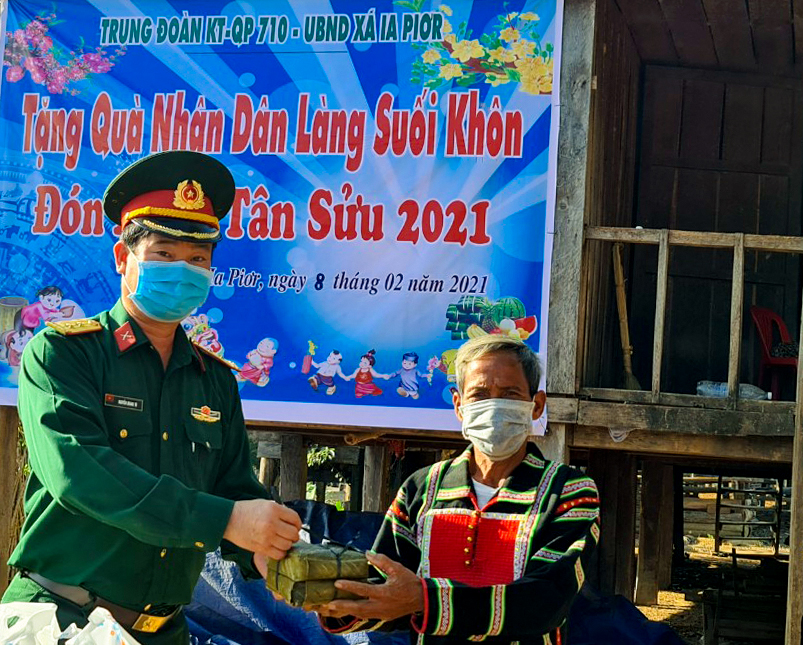 Trung đoàn Kinh tế-Quốc phòng 710 tặng quà Tết cho đồng bào dân tộc thiểu số