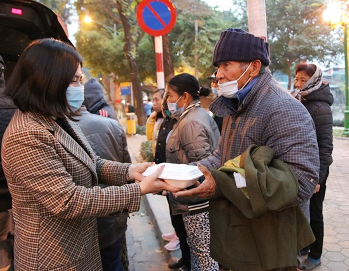 “Nữ Bồ tát” bán vàng cứu trợ mùa Covid  

