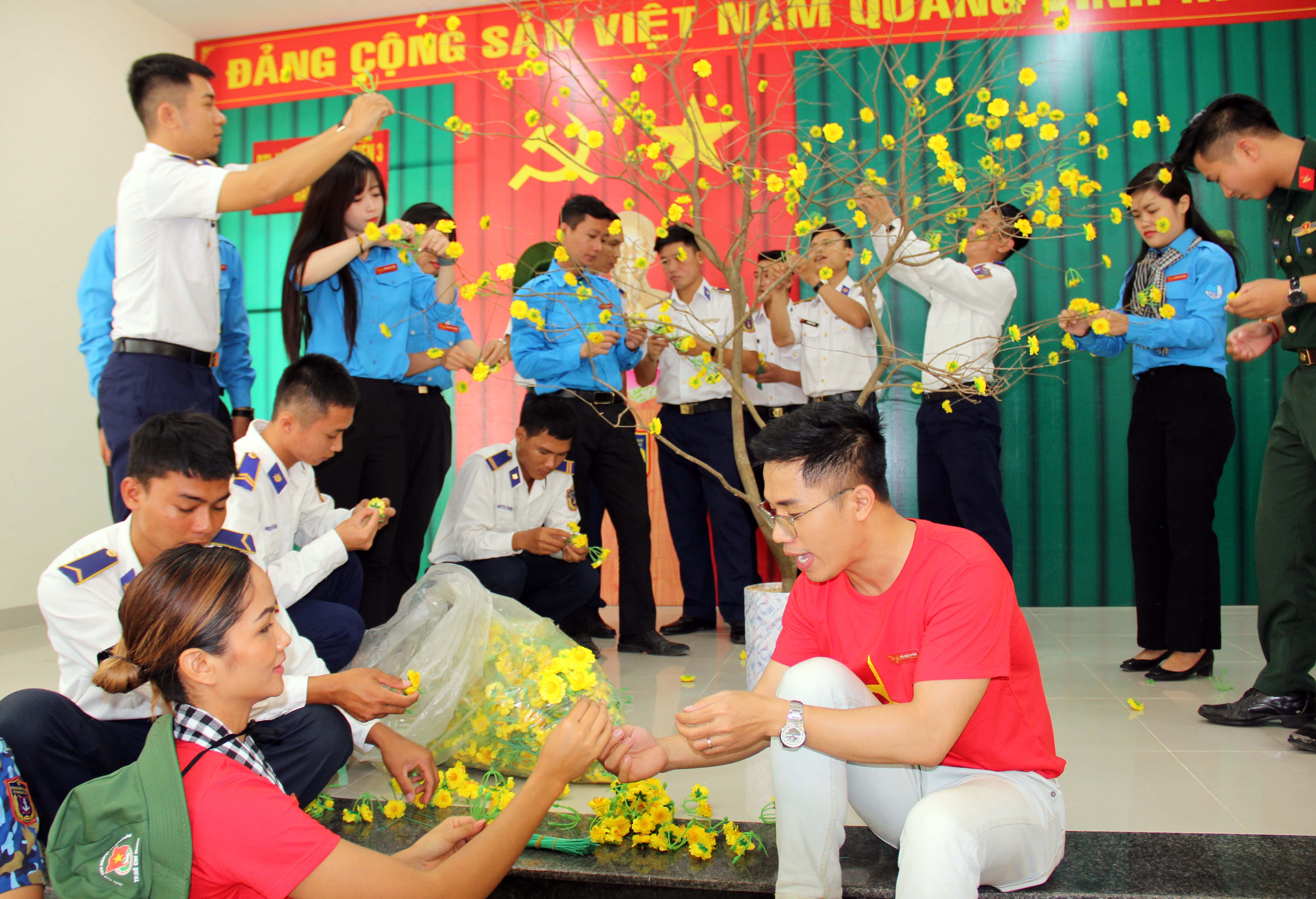 Ấm tình quân dân “Mùa xuân biển đảo”