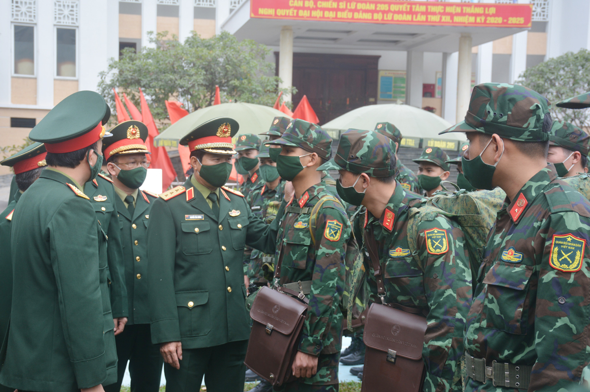 Thượng tướng Nguyễn Tân Cương kiểm tra, chúc Tết Lữ đoàn 205