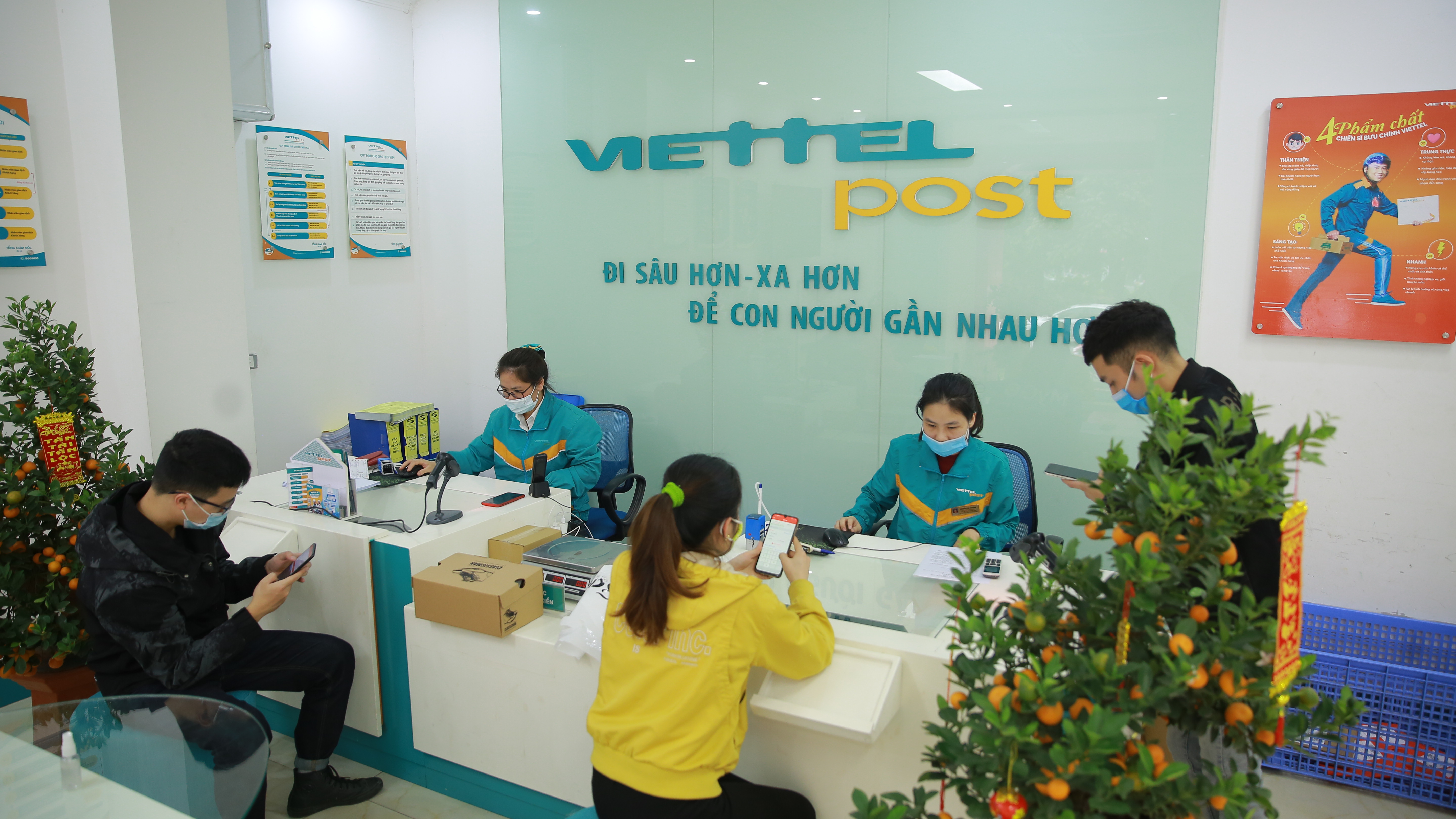 Viettel Post mở cửa phục vụ khách hàng xuyên Tết Nguyên đán 2021