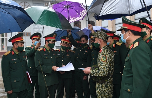 Thượng tướng Nguyễn Tân Cương kiểm tra sẵn sàng chiến đấu Lữ đoàn Đặc công Biệt động 1