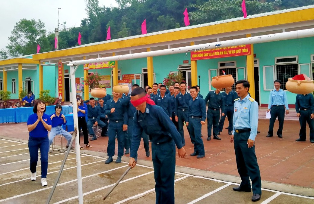 Sôi nổi trò chơi dân gian bịt mắt đập niêu đất.