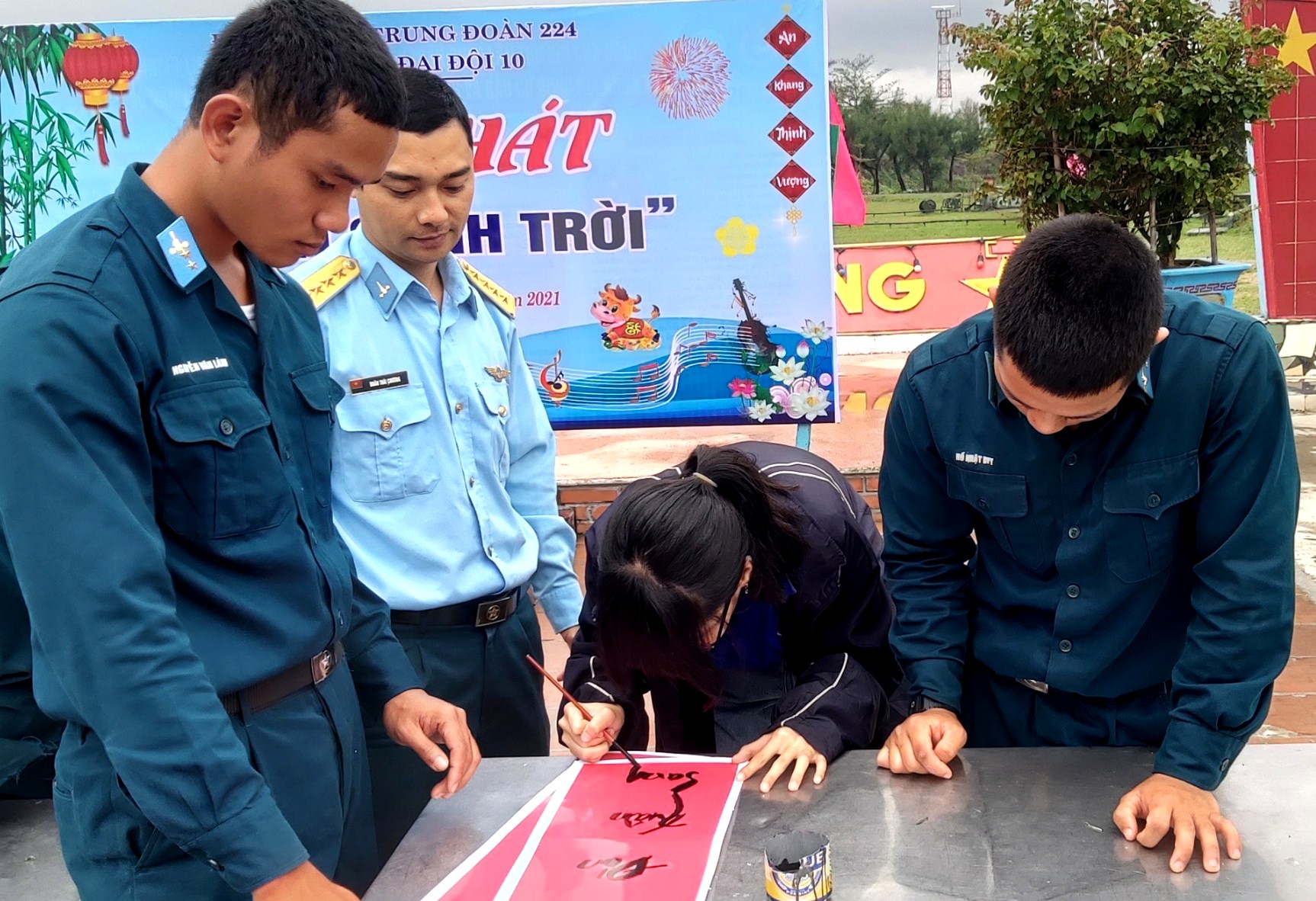 Thi viết câu đối Tết là hoạt động ý nghĩa mang đậm chất truyền thống văn hóa Việt mỗi khi Tết đến, xuân về.