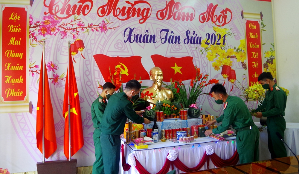 Cán bộ, chiến sĩ Tiểu đoàn 906 trang trí bàn thờ Tổ quốc đón Xuân.