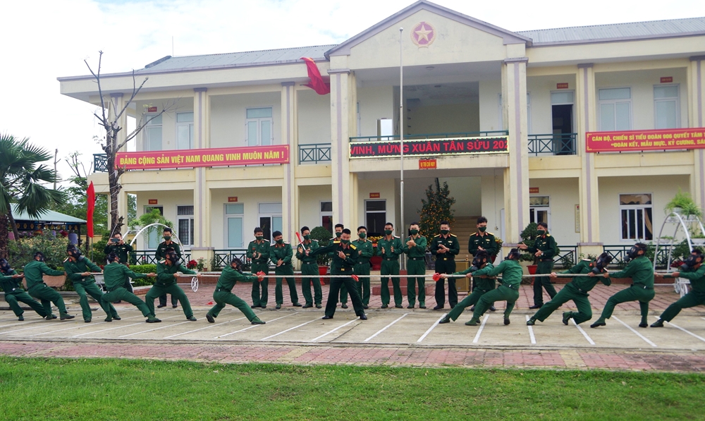 Sôi nổi trò chơi kéo co.