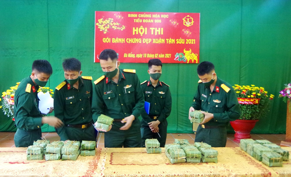 Ban giám khảo chấm sản phẩm của các đội.