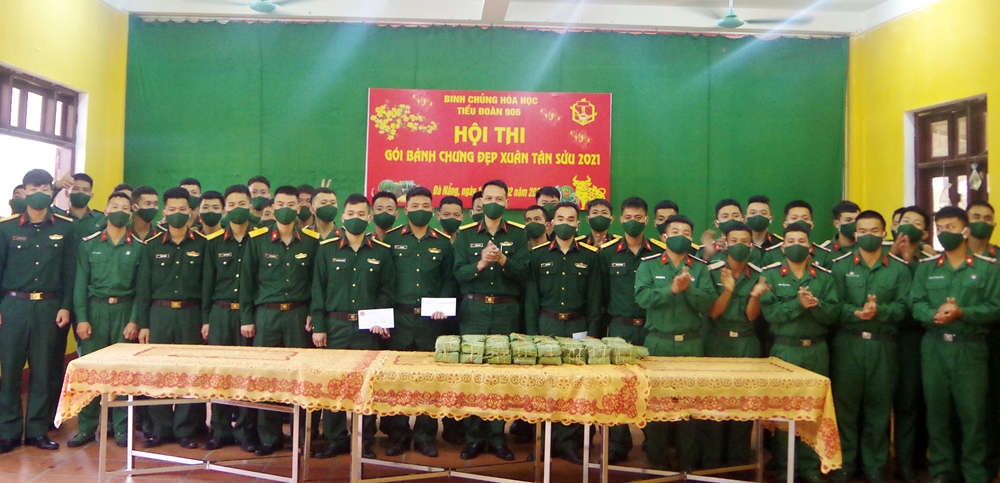 Trao thưởng cho các đội có bánh chưng đẹp nhất sau hội thi.