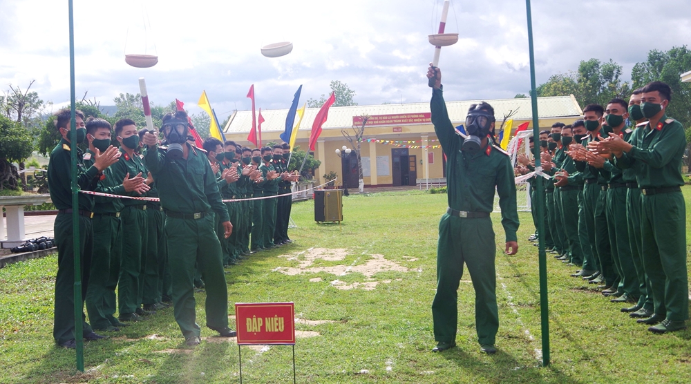 Trò chơi dân gian bịt mắt đập niêu đất được bộ đội háo hức tham gia.