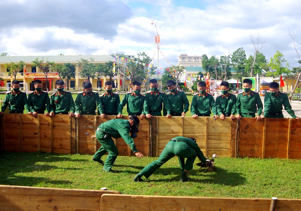 Trò chơi bịt mắt bắt vịt mang lại nhiều tiếng cười cho cán bộ, chiến sĩ đơn vị.