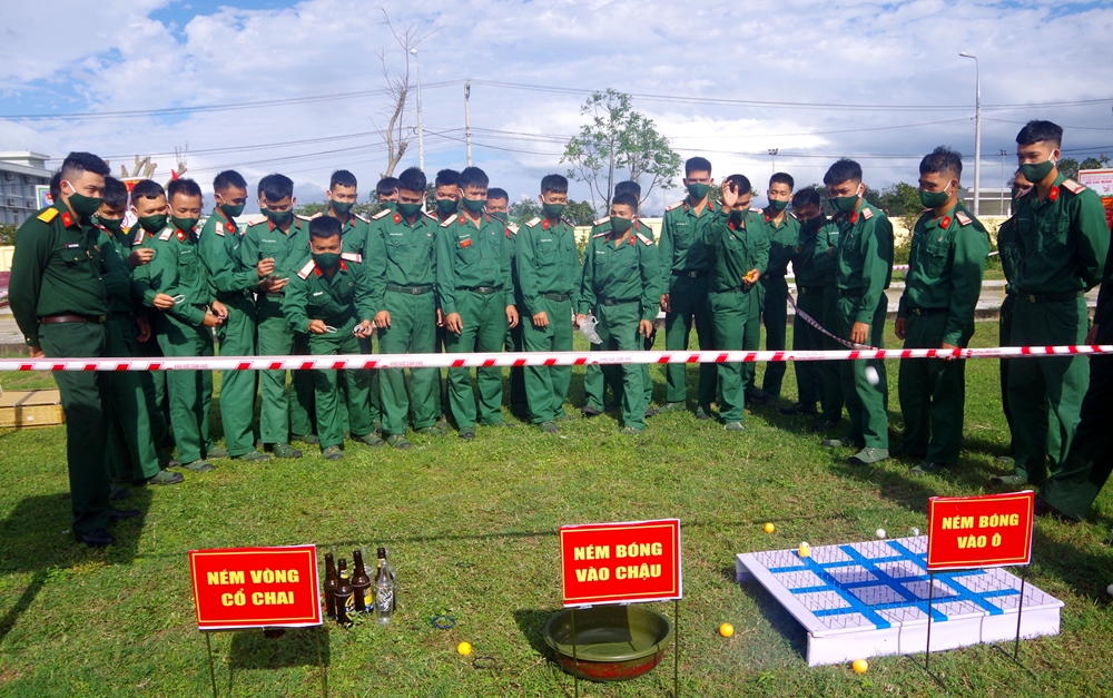 Ném vòng cổ chai, tung bóng vào chậu.