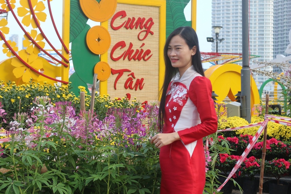 Du khách tạo dáng bên hoa