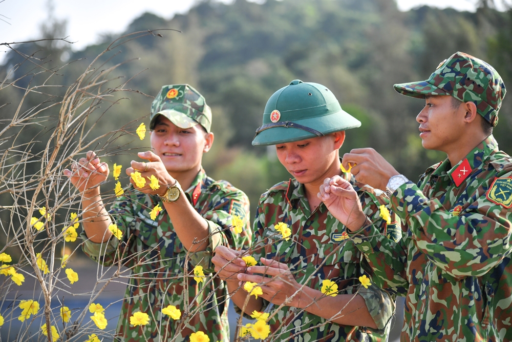 Đặc biệt, từ trước Tết đơn vị cho đã triển khai trồng rất nhiều hoa cảnh, nhờ chăm sóc tốt nên mặc dù là doanh trại mới nhưng hoa cảnh đều đua nhau khoe sắc, khiến không khí Tết tại đơn vị càng đầm ấm; cán bộ, chiến sĩ ai cũng vui vẻ, phấn khởi hơn.