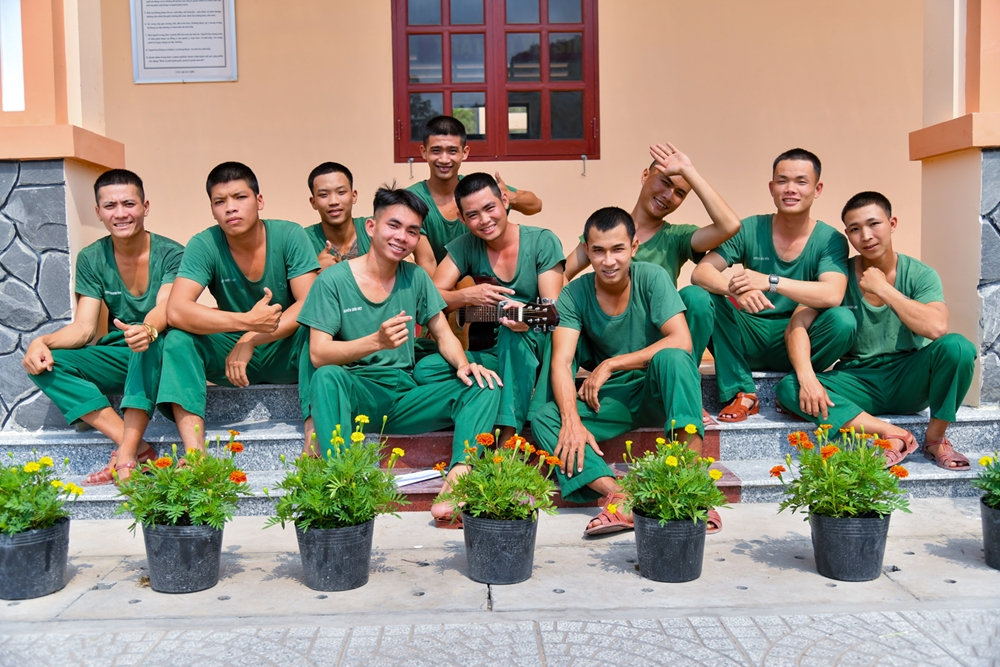 Dẫu còn nhiều khó khăn khi đóng quân nơi đảo tiền tiêu nhưng trong ánh mắt, nụ cười, từng lời ca, tiếng hát của mỗi người lính chúng tôi cảm nhận một tinh thần thép “Nhiệm vụ nào cũng hoàn thành, khó khăn nào cũng vượt qua, kẻ thù nào cũng đánh thắng”. Để dẫu cái Tết có xa nhà, xa người thân thì họ mãi là niềm tự hào, chỗ dựa vững chắc của nhân dân, giữ vững chủ quyền thiêng liêng của Tổ quốc được bình yên.