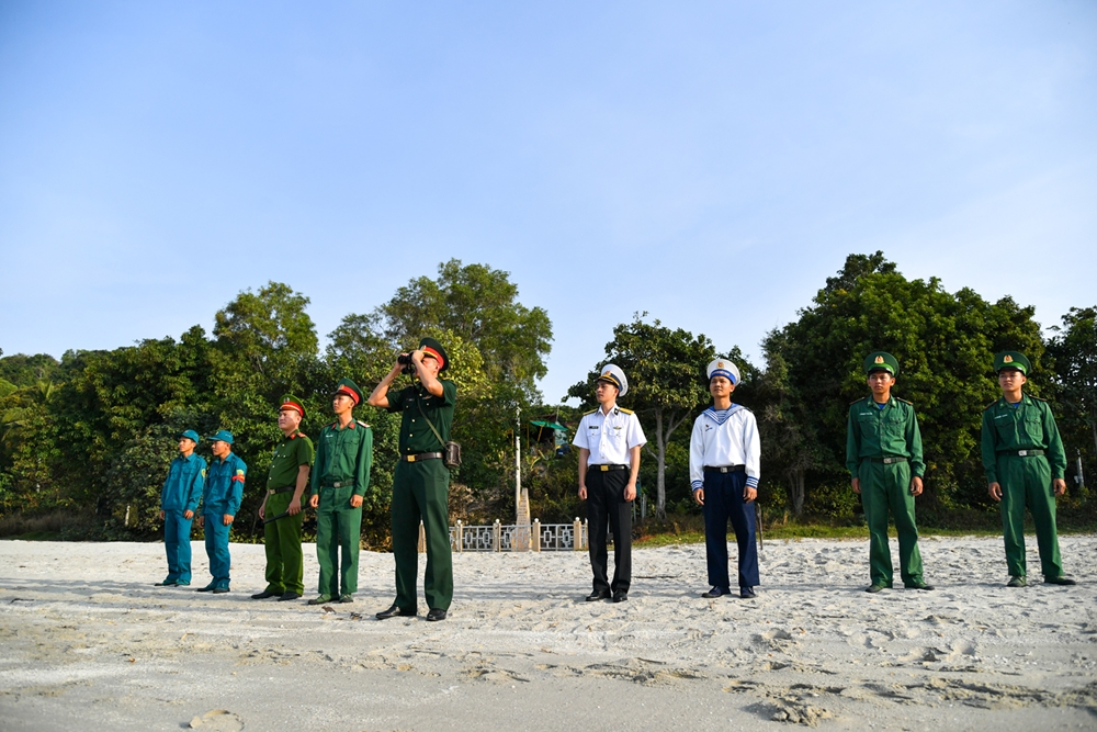Vì mục tiêu quan trọng là phải bảo vệ an toàn tuyệt đối địa bàn cho nhân dân vui đón Tết và phòng, chống xâm nhập từ biển, bảo vệ bình yên tuyến biên giới Tây Nam. Đơn vị đã phối hợp chặt chẽ với lực lượng công an và biên phòng duy trì tuần tra, kiểm soát các khu vực, nhất là các khu vực trọng yếu từ đó có biện pháp ứng phó kịp thời, không để tình hình diễn biến phức tạp.