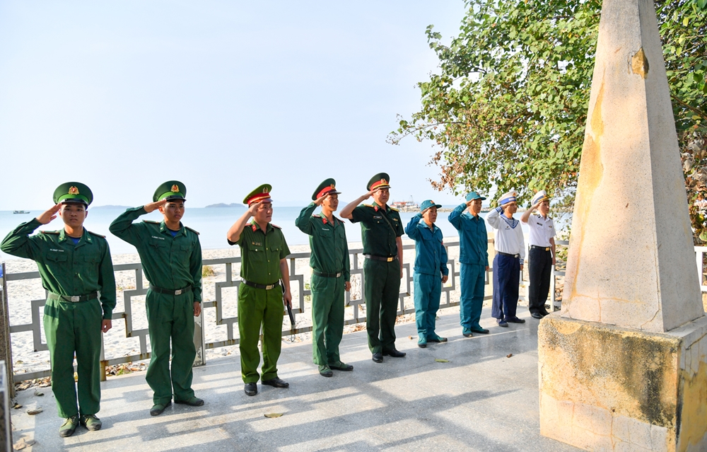 Cán bộ, chiến sĩ các đơn vị đứng chân trên đảo chào cột mốc chủ quyền trên “đảo Hải tặc”.