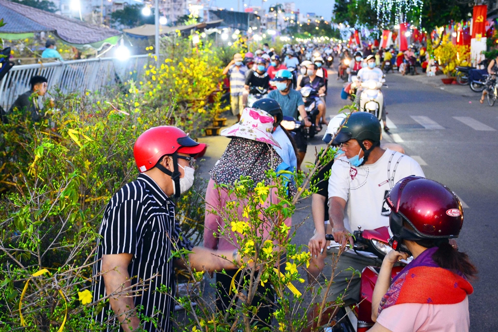 Hoạt động mua bán tấp nập trên bến Bình Đông.