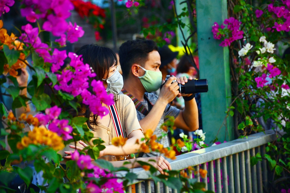 Chợ hoa Xuân thu hút đông đảo giới trẻ đến thưởng lãm.