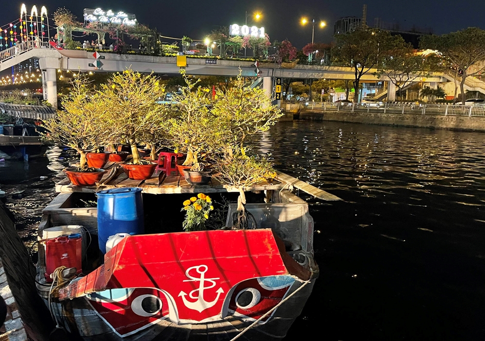 Các ghe chở hoa lung linh về đêm.