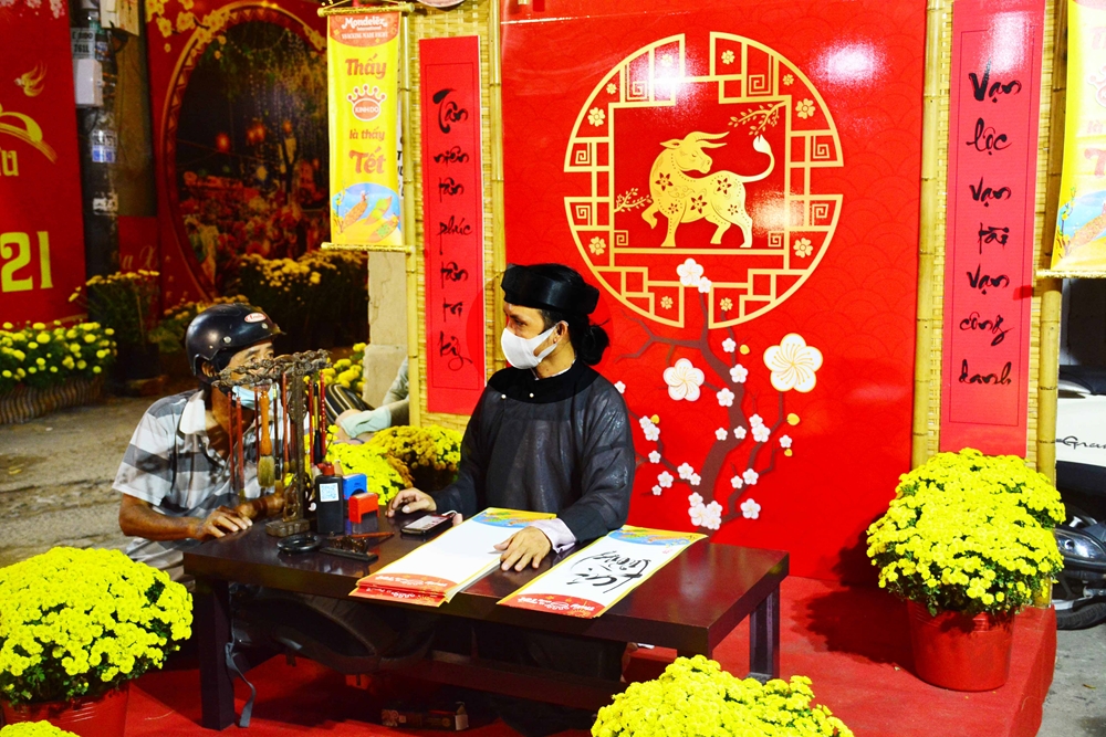 Những ông Đồ xuất hiện tại chợ hoa góp phần mang đến những trải nghiệm thú vị, độc đáo nét truyền thống cho du khách.