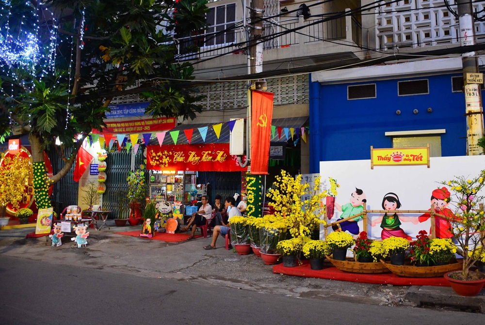 Điểm nhấn năm nay là ban tổ chức đã vận động các hộ sống dọc theo chợ hoa trang trí hoa đón Xuân để hưởng ứng.
