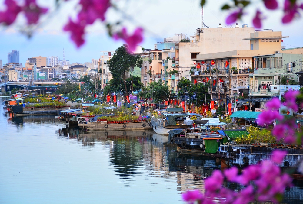 Khung cảnh thanh bình những ngày Tết đến Xuân về trên Thành phố mang tên Bác.