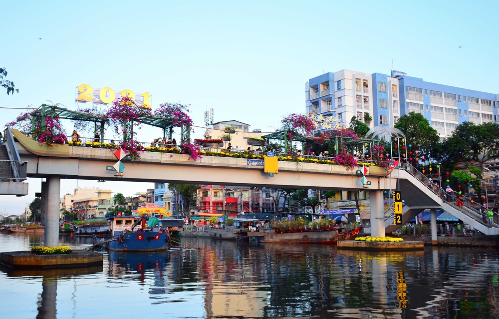Cổng chào chợ hoa trên kênh được thiết kế rực rỡ, bắt mắt.