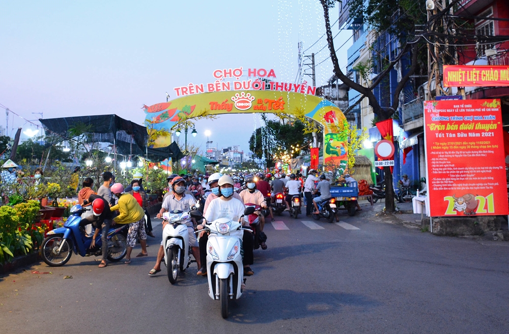 Chợ hoa Xuân hoạt động nhộn nhịp nhất là vào thời điểm chiều tối.
