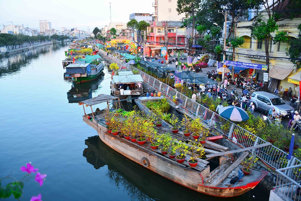 Các thuyền chở hoa kiểng từ các địa phương cập bến tạo nên khung cảnh đầy màu sắc.