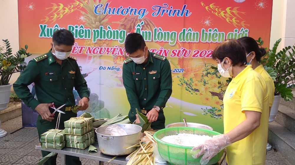 Tết Tân Sửu 2021, BĐBP Đà Nẵng phối hợp với các đơn vị kết nghĩa tổ chức gói 300 bánh chưng để tặng cho các gia đình khó khăn ở khu vực biên giới biển thành phố Đà Nẵng. Ảnh: Trúc Hà