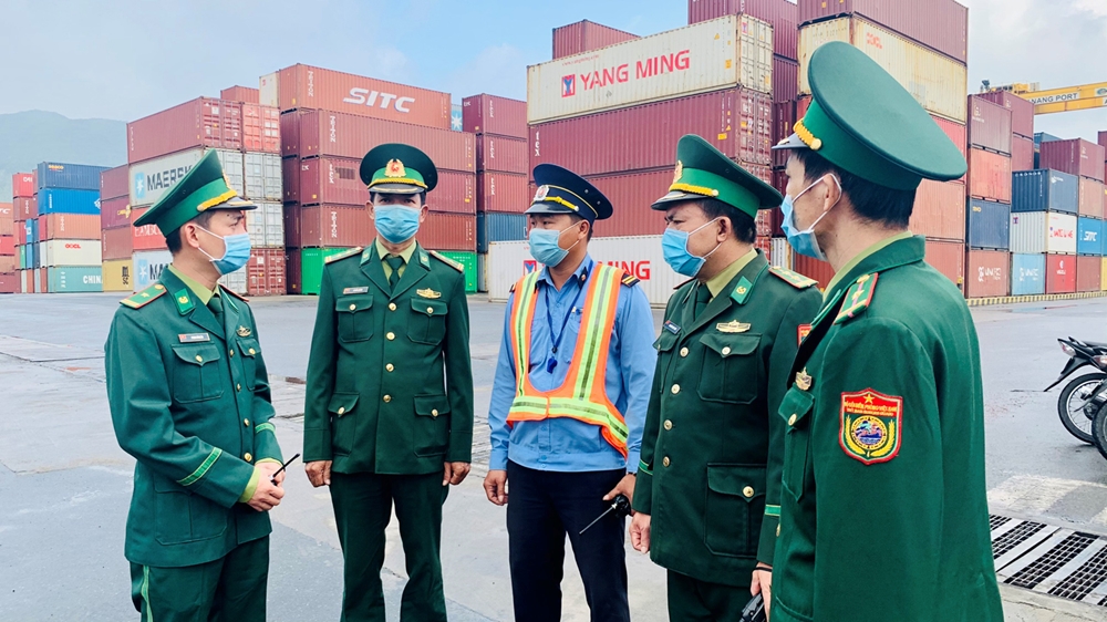 Ban Chỉ huy BPCK cảng Tiên Sa, BĐBP Đà Nẵng trao đổi công tác đảm bảo an ninh khu vực cảng Tiên Sa những ngày trước, trong và sau Tết Nguyên đán. Ảnh: Bá Vĩnh