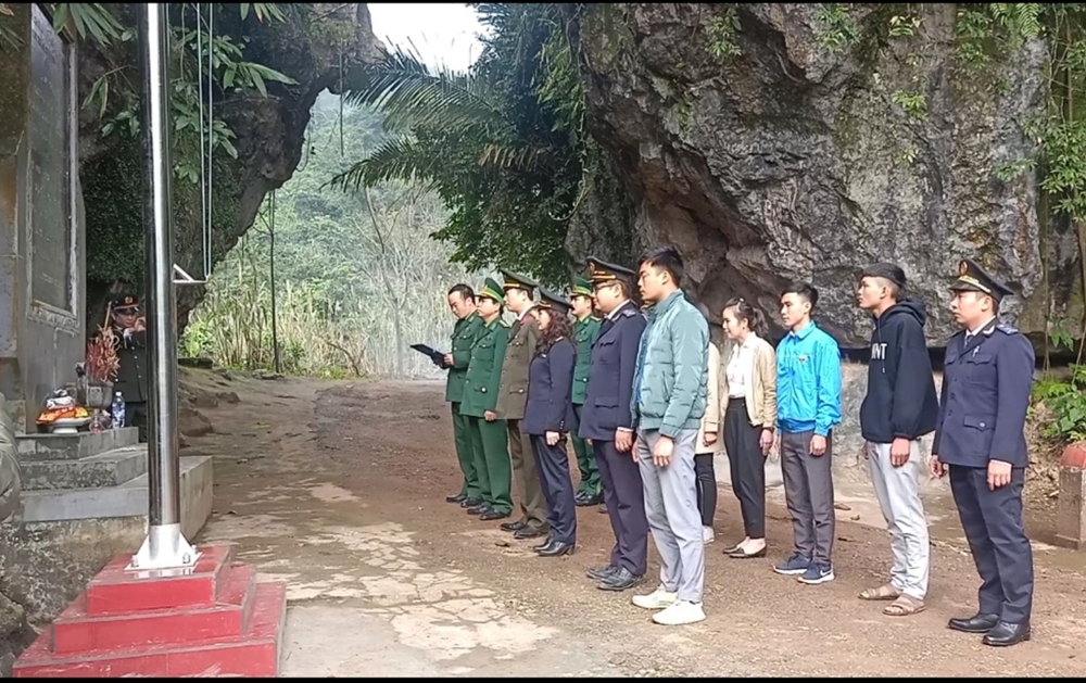 Cán bộ, chiến sĩ Đồn BP cửa khẩu quốc tế Cha Lo, BĐBP Quảng Bình và các lực lượng làm việc tại khu vực cửa khẩu dâng hương tại bia tưởng niệm Cổng trời Cha Lo tại xã Dân Hóa, huyện Minh Hóa, tỉnh Quảng Bình. Ảnh: Đức Hợp