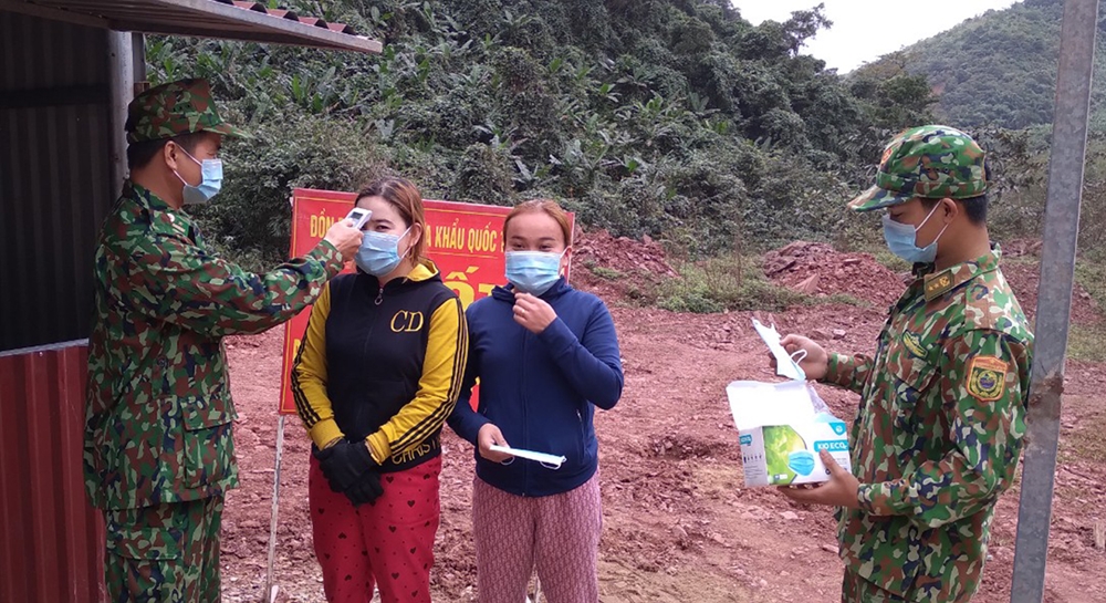 Chốt kiểm soát phòng, chống Covid-19, Đồn BP cửa khẩu quốc tế Cha Lo, BĐBP Quảng Bình đo thân nhiệt, phát khẩu trang cho người dân ra vào khu vực cửa khẩu. Ảnh: Trúc Hà
