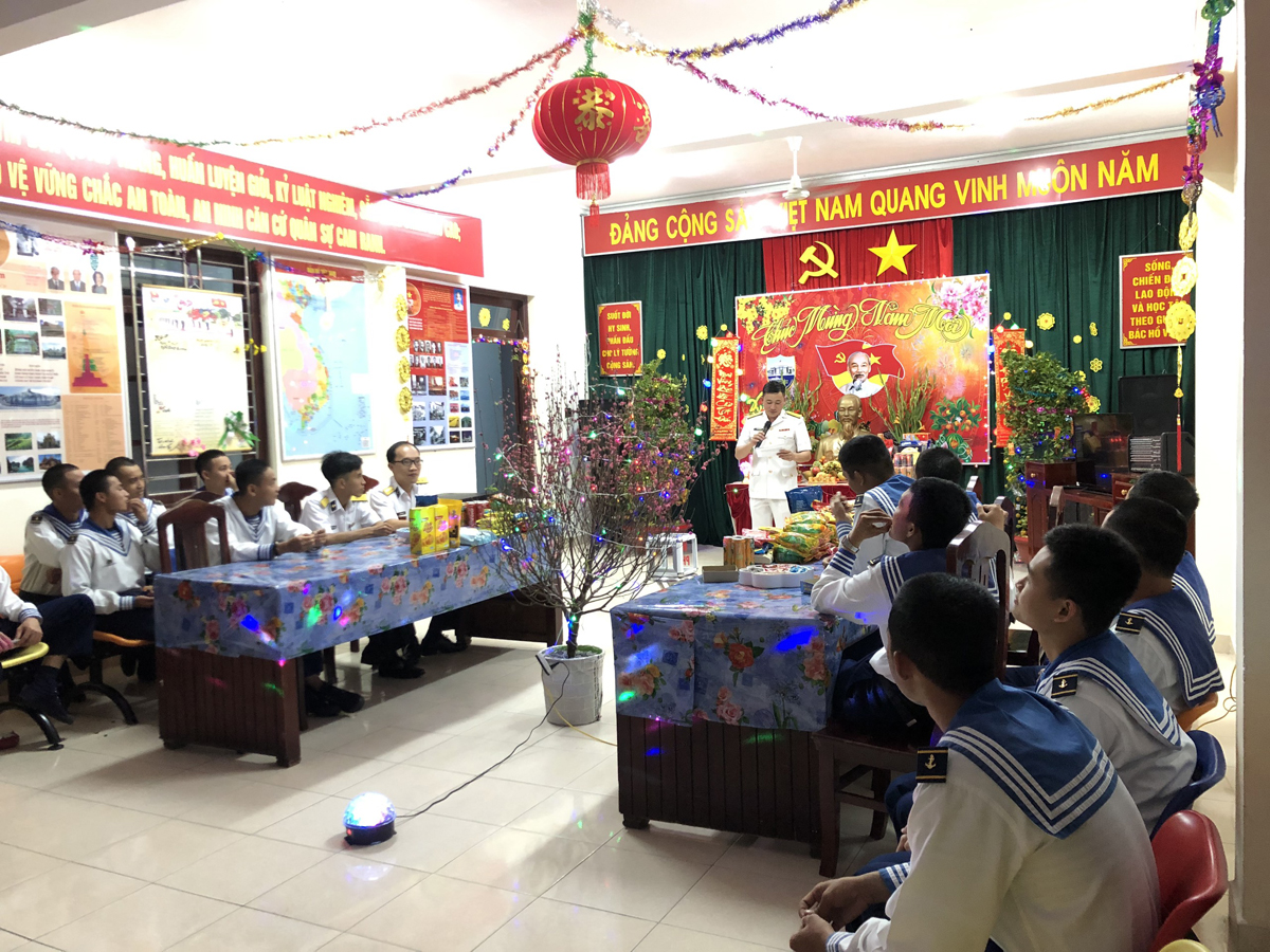 Những thời khắc đón Giao thừa tại các đơn vị