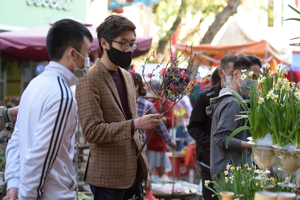 Những cành đào nhỏ xinh dường như thu hút khách hàng trẻ tuổi hơn
