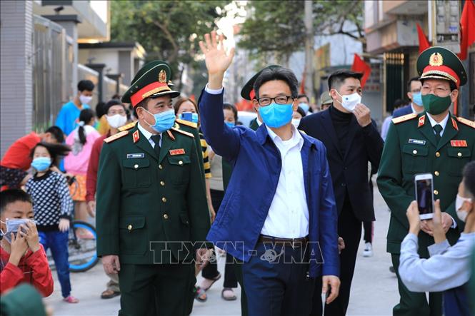 Phó thủ tướng Vũ Đức Đam thăm hỏi, động viên các gia đình khu tập thể Nhà máy Z153