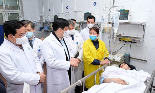 Bộ trưởng Bộ Y tế thăm và chúc Tết các y, bác sĩ Bệnh viện Việt Đức và Bệnh viện Nhi Trung ương